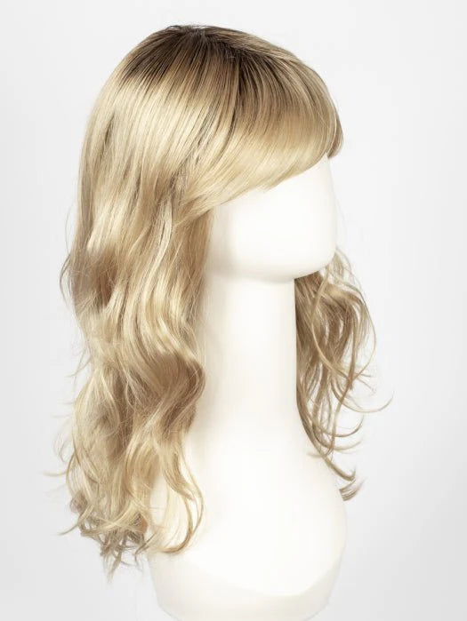 Ellen Wille Pretty wig in blonde with wavy hair and a side-swept fringe on a mannequin