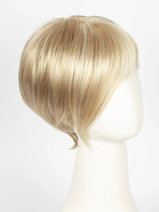 Short synthetic wigs for women in blonde, featuring a chic pixie cut for a modern look